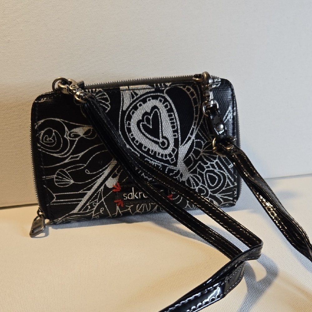 Sakroots Black and White Convertable Crossbody / Wristlet Wallet Bag - Picture 3 of 13